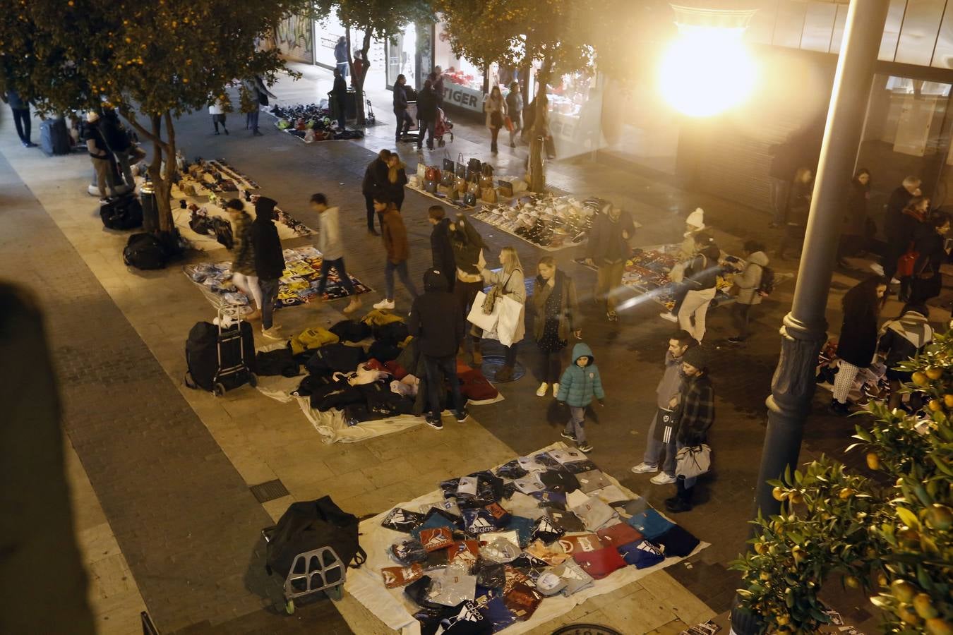 Fotos de las ventas de manteros en el centro de Valencia