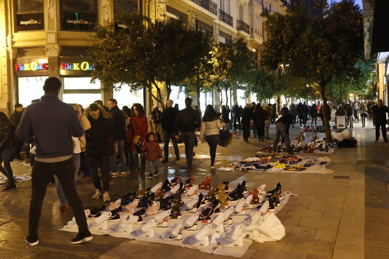 Fotos de las ventas de manteros en el centro de Valencia