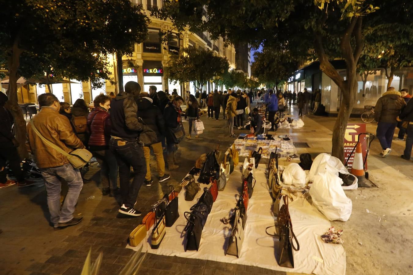 Fotos de las ventas de manteros en el centro de Valencia