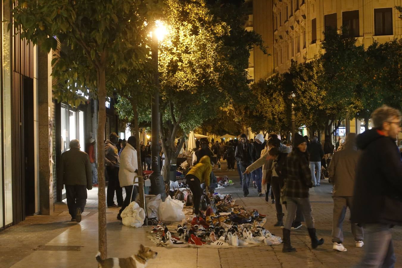 Fotos de las ventas de manteros en el centro de Valencia