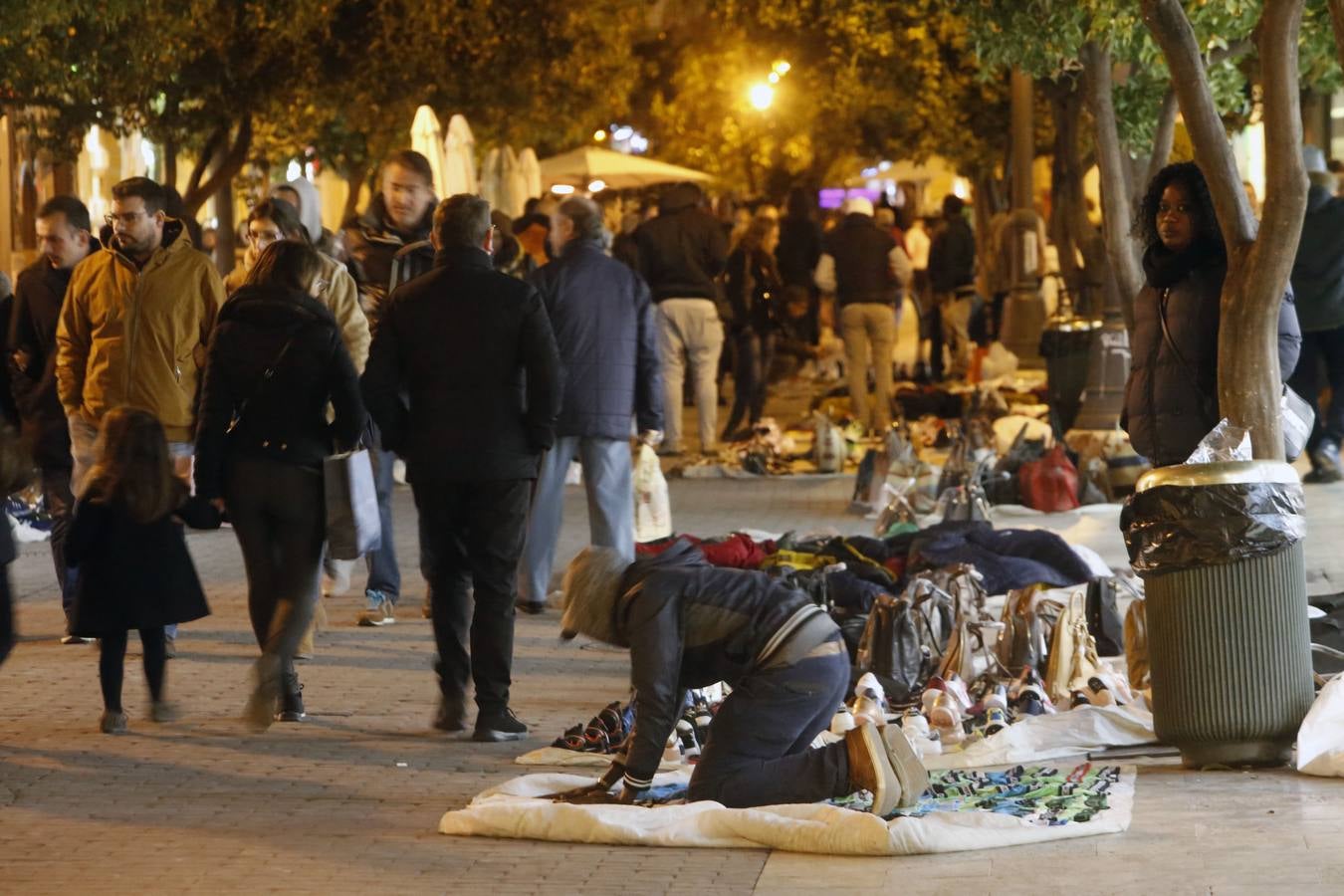 Fotos de las ventas de manteros en el centro de Valencia