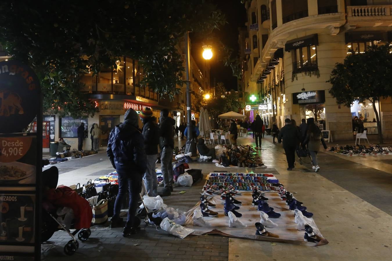 Fotos de las ventas de manteros en el centro de Valencia