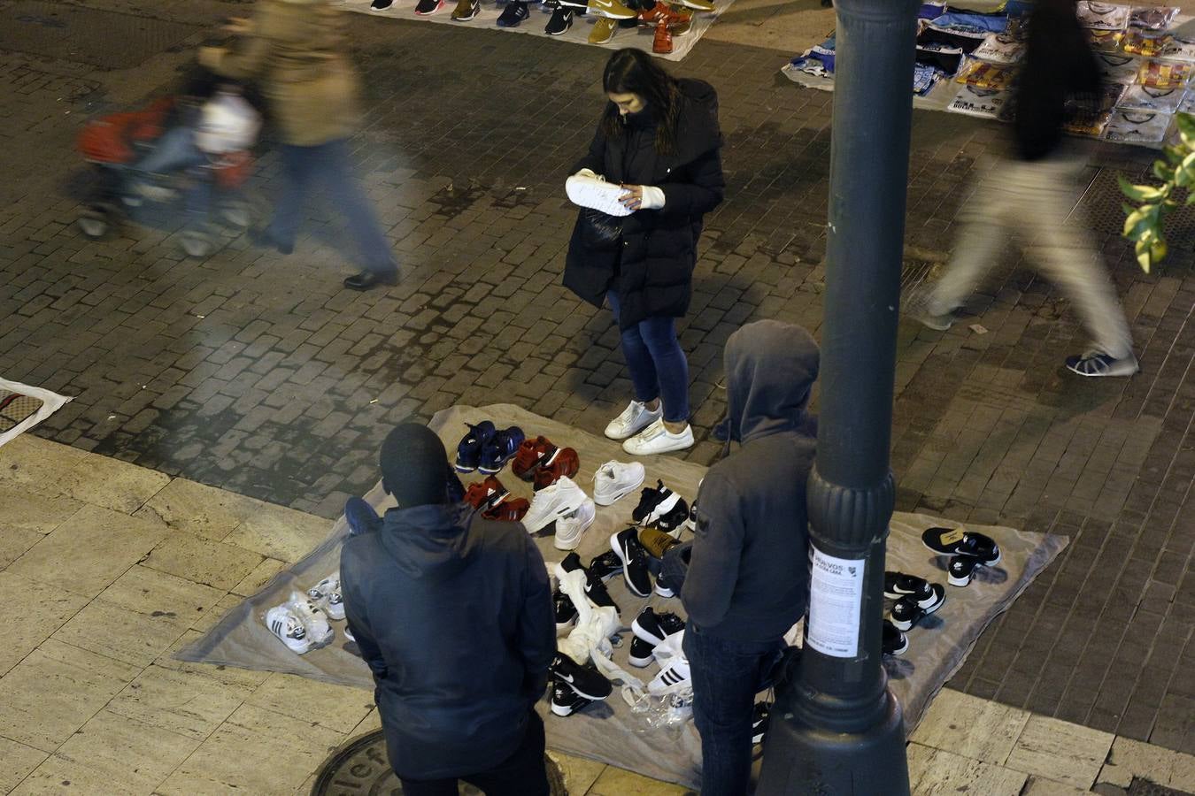 Fotos de las ventas de manteros en el centro de Valencia