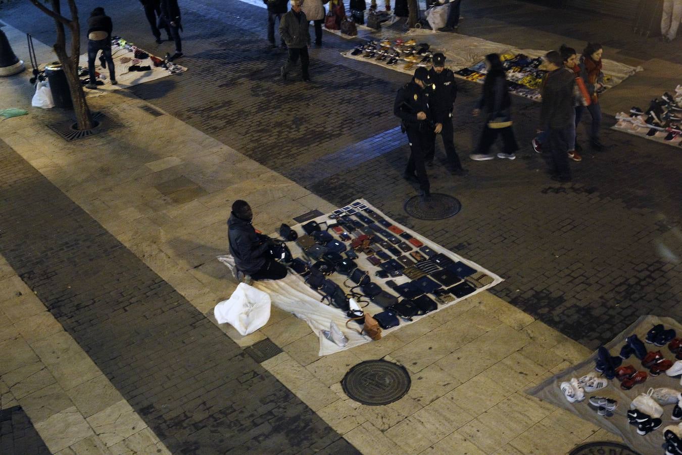 Fotos de las ventas de manteros en el centro de Valencia