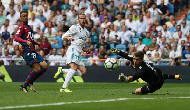 Raúl Fernández realiza una parada a disparo de Bale. 