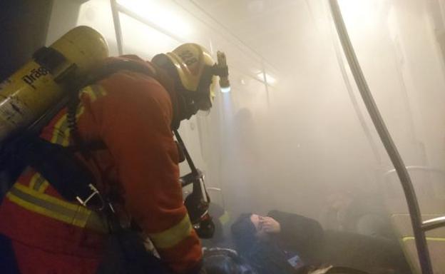 Bomberos durante el simulacro de incendio en un metro.