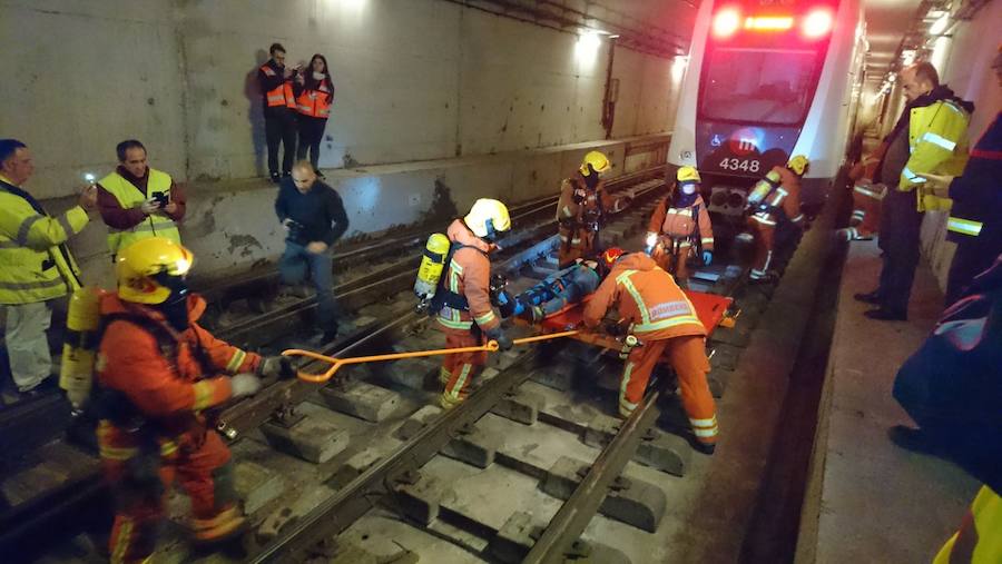 Efectivos de seguridad, sanitarios y voluntarios participan en un simulacro de madrugada entre las paradas de Faitanar y Quart de Poblet