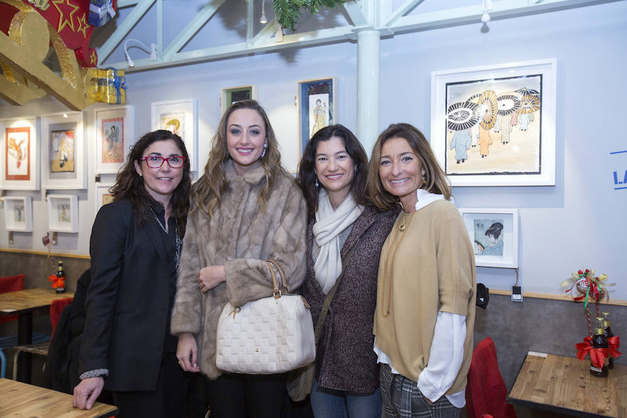 El Mercado de Colón acogió la inauguración de la exposición de Cristina Peris con collages nipones bajo el título 'UKIYO-E o Mundo Flotante'. Y lo hizo en un mercadillo navideño en el que se sirvieron ostras, quesos y cervezas