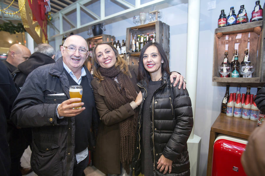 El Mercado de Colón acogió la inauguración de la exposición de Cristina Peris con collages nipones bajo el título 'UKIYO-E o Mundo Flotante'. Y lo hizo en un mercadillo navideño en el que se sirvieron ostras, quesos y cervezas