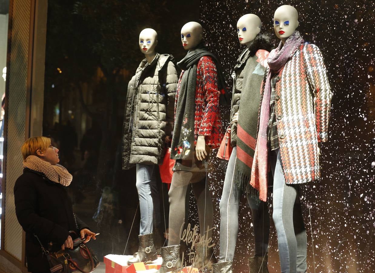 Fotos de compras navideñas en el centro de Valencia en el inicio de puente de la Constitución