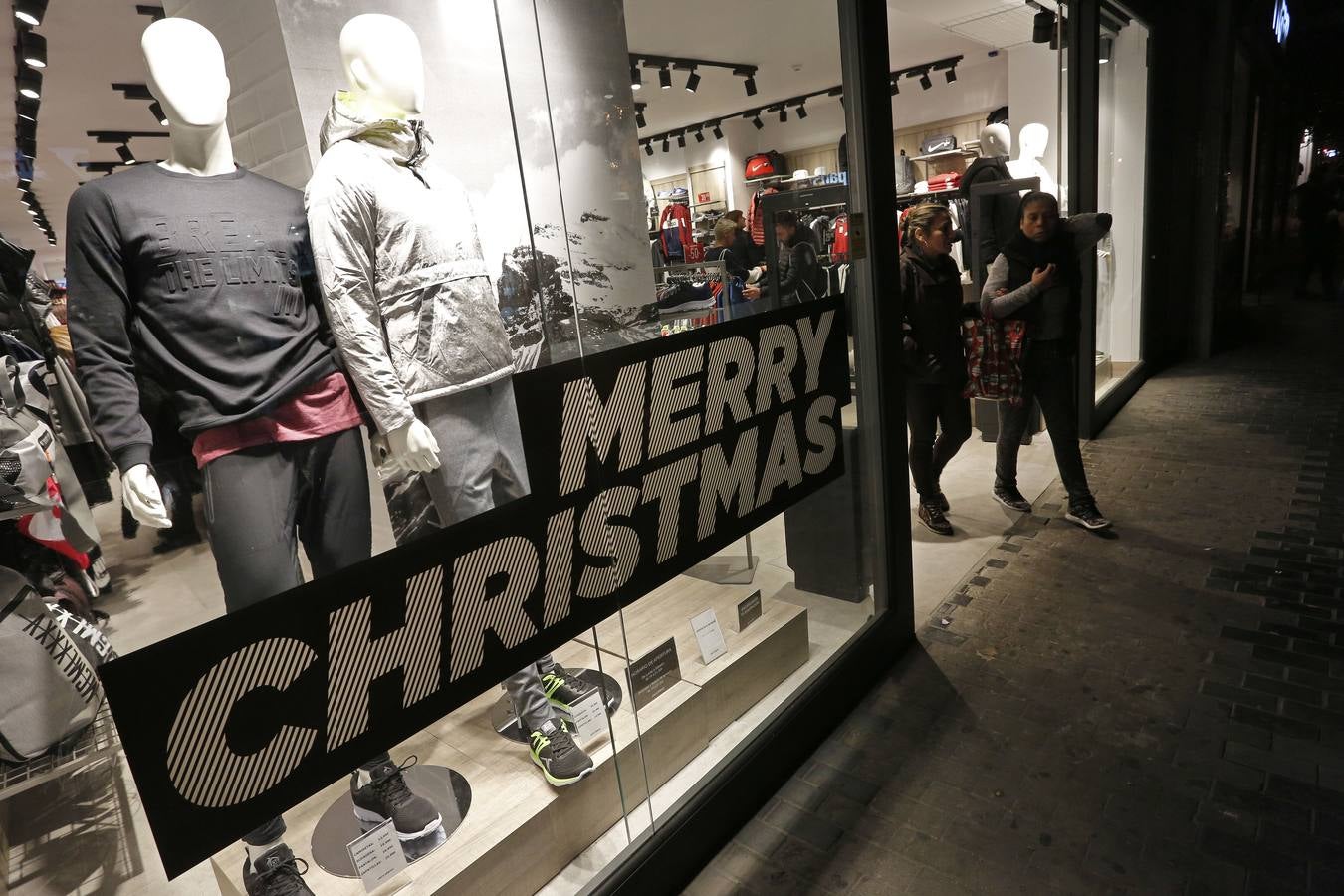 Fotos de compras navideñas en el centro de Valencia en el inicio de puente de la Constitución