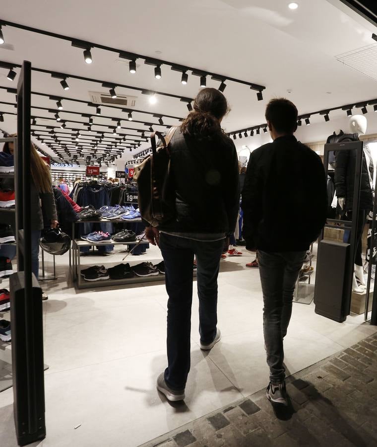 Fotos de compras navideñas en el centro de Valencia en el inicio de puente de la Constitución