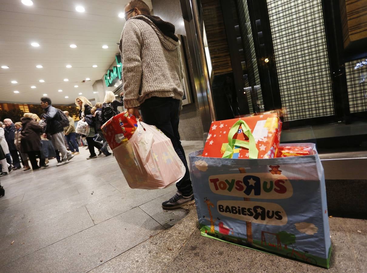 Fotos de compras navideñas en el centro de Valencia en el inicio de puente de la Constitución