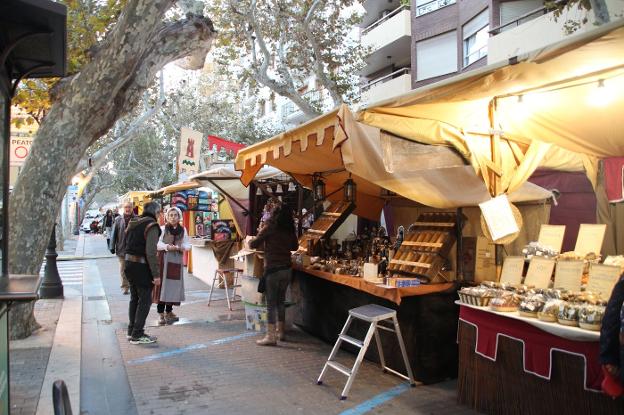 El Mercado Medieval de Dénia, ayer, durante las tareas de montaje en la calle Marqués de Campo. 