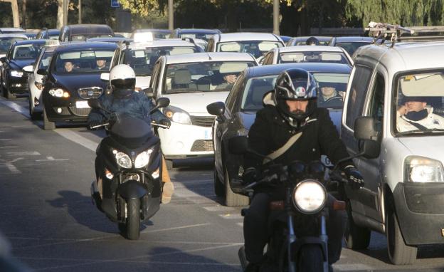 Atasco en una céntrica calle de Valencia, en una imagen reciente. 