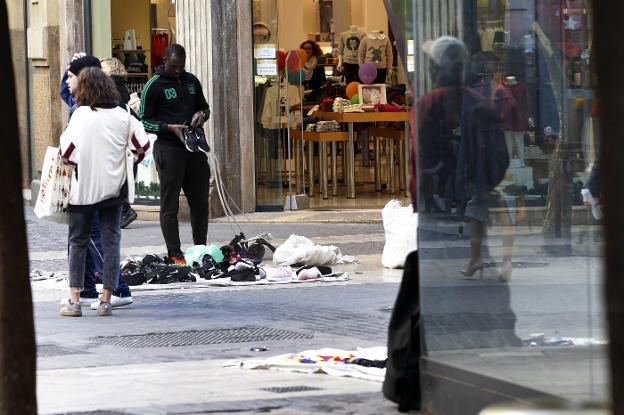 LA VENTA CALLEJERA SIGUE EN EL CENTRO PESE AL DISPOSITIVO