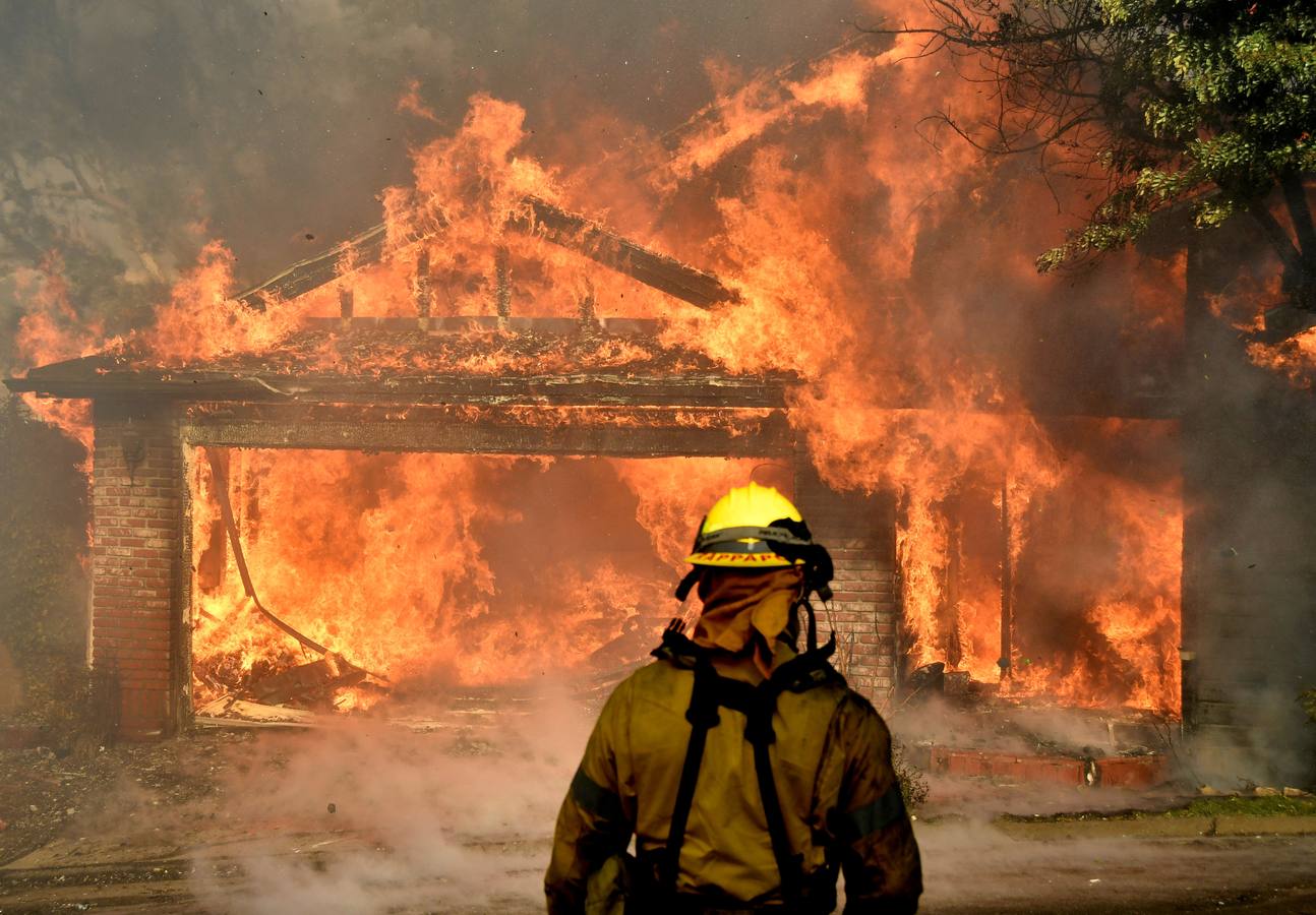 Un bombero ante de una de las casas en llamas, en Kagel Canyon. Los incendios arrasan el valle de San Fernando, al norte de Los Ángeles (California). 
