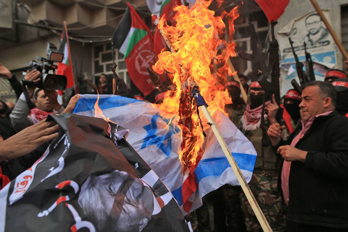 Trump reconoce Jerusalén como capital de Israel y el mundo árabe responde. Tras la llamada de Hamas a las protesta callejera, cientos de militantes y jóvenes sacan las piedras, las ondas y los cócteles molotov. Algunos enseñan sus AK-47. Arden las calles en Gaza y Cirsjordania, en Hebrón, Ramala, Naplusa, Belén...