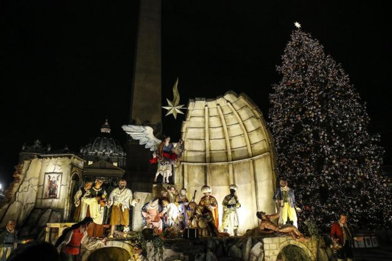 Instalan el Belén y el árbol de Navidad en la Plaza de San Pedro en Ciudad del Vaticano.