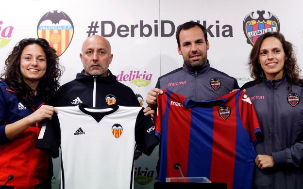 Los entrenadores del Valencia Femenino, Jesús Oliva (2i), y del Levante Femenino, Andrés Tudela (2d), junto a las capitanas del Valencia, Ivana Andrés, y la del Levante, Sonia Prim (d), durante la rueda de prensa ante el derbi liguero del próximo fin de semana.
