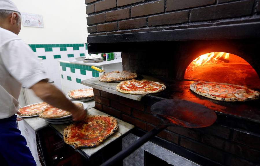 El arte de los "pizzaoili" napolitanos que durante siglos han hecho revolear la masa de esta especialidad mundialmente conocida de la cocina italiana entró este jueves en la lista de Patrimonio Inmaterial de la Humanidad de la Unesco.