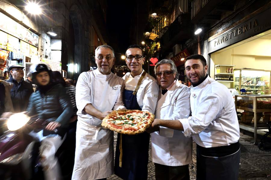 El arte de los "pizzaoili" napolitanos que durante siglos han hecho revolear la masa de esta especialidad mundialmente conocida de la cocina italiana entró este jueves en la lista de Patrimonio Inmaterial de la Humanidad de la Unesco.