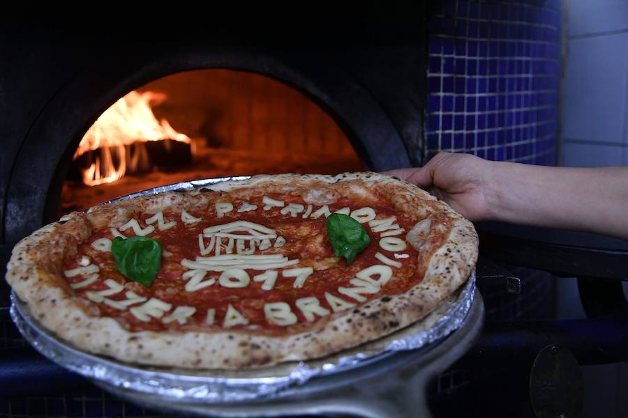 El arte de los "pizzaoili" napolitanos que durante siglos han hecho revolear la masa de esta especialidad mundialmente conocida de la cocina italiana entró este jueves en la lista de Patrimonio Inmaterial de la Humanidad de la Unesco.