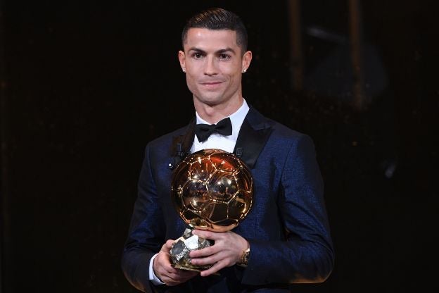Cristiano Ronaldo recibe el Balón de Oro 2017 en París. Se trata del quinto galardón de este tipo para el futbolista, que deja a Messi en el segundo lugar del podium del Balón de Oro y a Neymar el tercero.