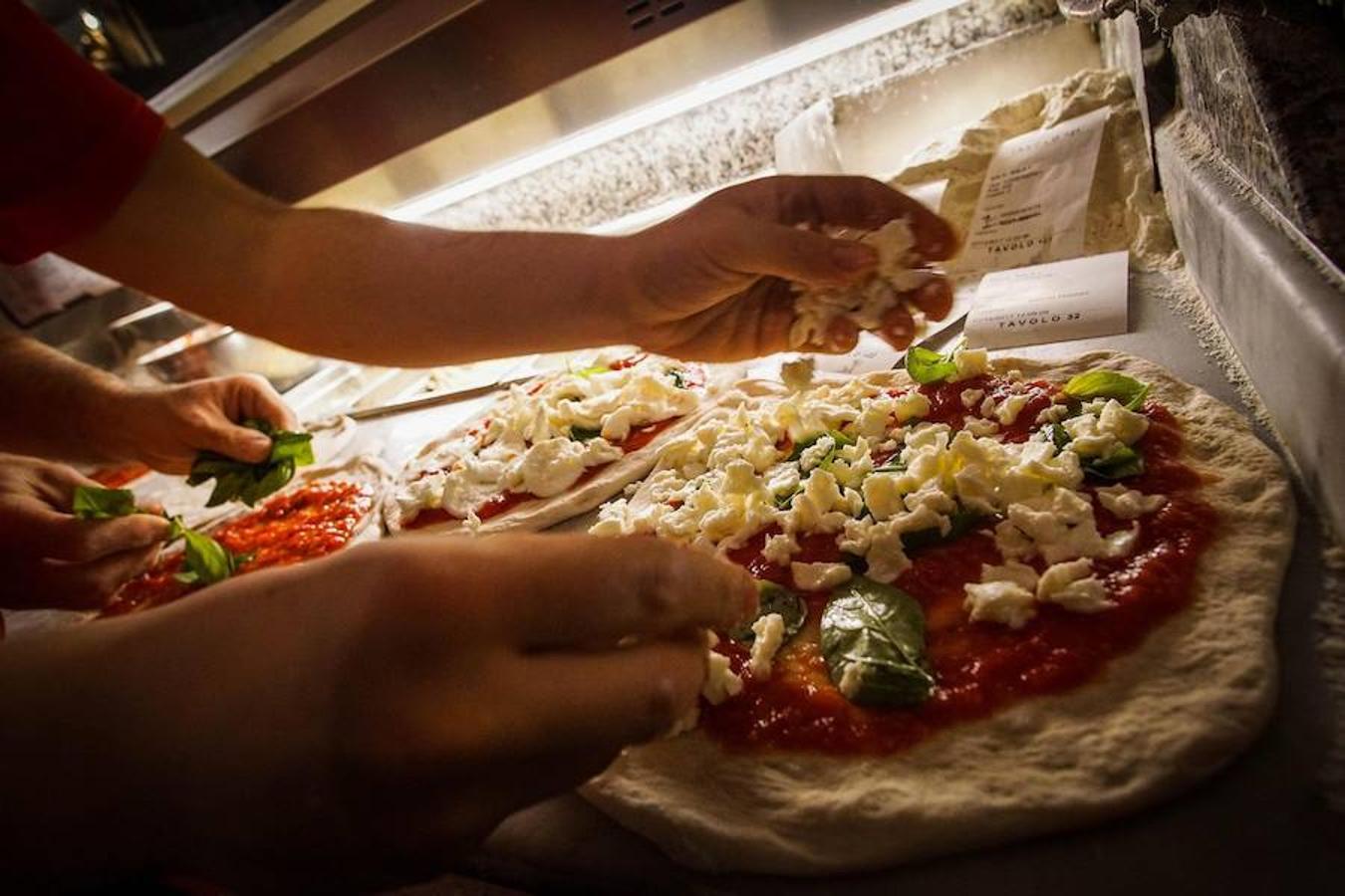 El arte de los pizzeros de Nápoles: En Italia hacer y sentarse a comer una pizza es mucho más que algo cotidiano. Es prácticamente una labor de orfebrería donde cada detalle cuenta y por eso el arte de los maestros pizzeros napolitanos, los 'pizzaioli', ha sido declarado Patrimono de la Humanidad.