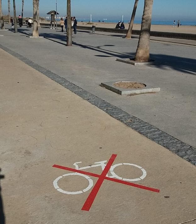  Distintivos en el suelo. Impiden desplazarse en bicicleta en las zonas de la vía marítima con mayor riesgo. 