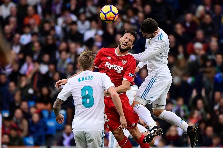 El Real Madrid golea al Sevilla por 5-0 en la primera parte del duelo correspondiente a la jornada 15. Nacho abrió la lata y Cristiano marcó un doblete. Kroos se sumó a la fiesta con un derechazo y Achraf anotó tras una carrera por banda derecha.