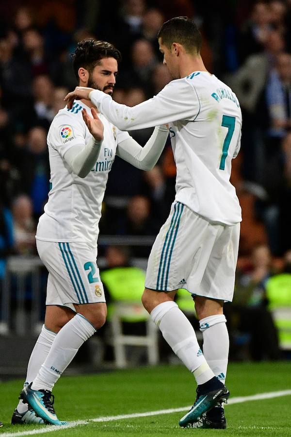 El Real Madrid golea al Sevilla por 5-0 en la primera parte del duelo correspondiente a la jornada 15. Nacho abrió la lata y Cristiano marcó un doblete. Kroos se sumó a la fiesta con un derechazo y Achraf anotó tras una carrera por banda derecha.