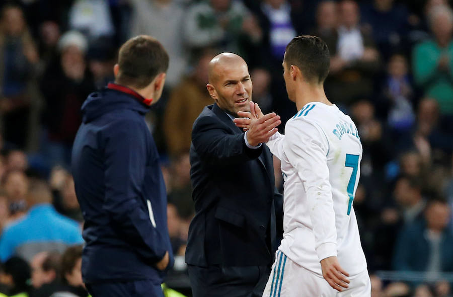 El Real Madrid golea al Sevilla por 5-0 en la primera parte del duelo correspondiente a la jornada 15. Nacho abrió la lata y Cristiano marcó un doblete. Kroos se sumó a la fiesta con un derechazo y Achraf anotó tras una carrera por banda derecha.