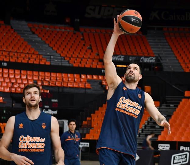 Rafa Martínez lanza a canasta durante un entrenamiento en la Fonteta. 