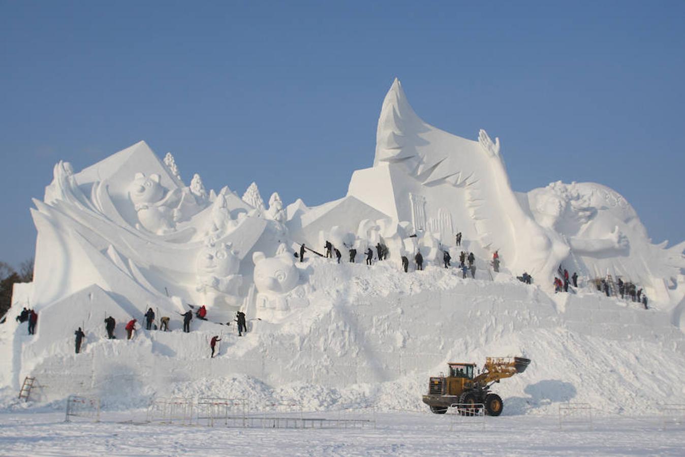 La localidad china de Harbin se prepara para su tradicional Festival de esculturas de hielo y nieve.