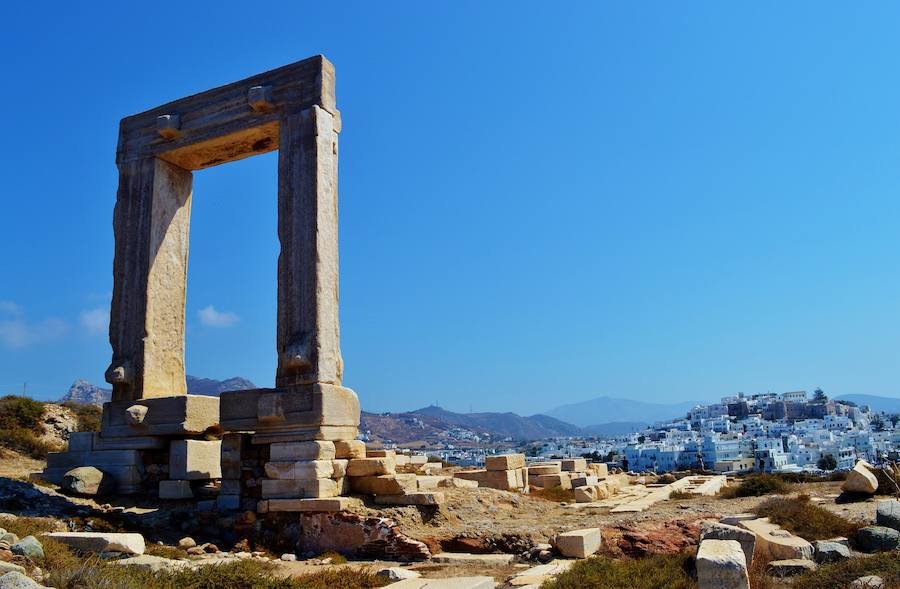 Una de las islas más bonitas de Grecia es NAXOS. Situada en el mar Egeo, y la más grande del archipiélago de las Cícladas, Naxos está envuelta por el encanto de la mitología griega, desde la casa de la infancia de Zeus, hasta la Portara, el portal de un antiguo templo. Además, se trata de una mezcla única entre playas y ruinas antiguas. 