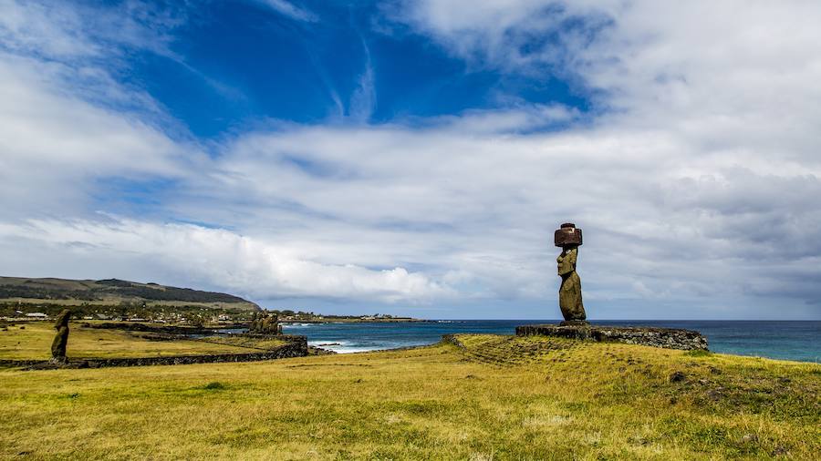 La ISLA DE PASCUA es un misterioso lugar de playas, volcanes y una cultura ancestral que atrae a miles de turistas todos los años. Estas tierras situadas en la Polinesia, en medio del océano Pacífico, son famosas por sus antiguas estatuas talladas que recorren toda la isla.