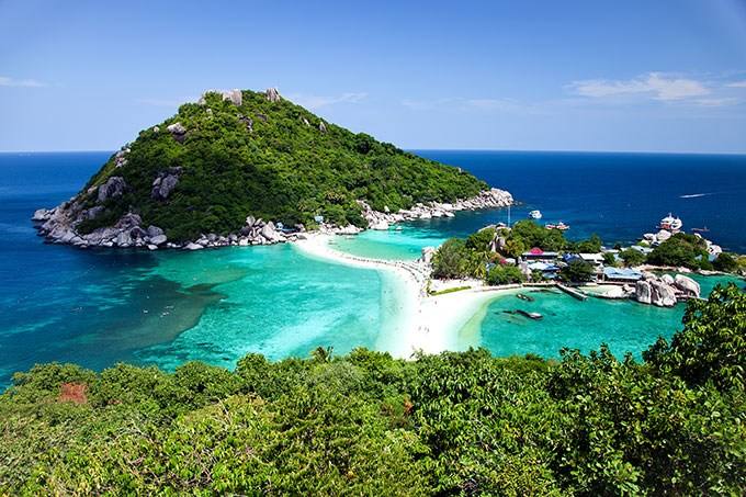 Una isla poblada por tortugas. KOH TAO, situada a lo largo del Golfo de Tailandia es una isla de grandes y exuberantes palmeras, con playas de arena blanca rodeadas por colinas empinadas. Este paraíso, con 300 días de sol al año, cumple los ideales de descanso y relax para disfrutar de unas vacaciones impresionantes.