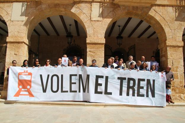 Llamamiento a la movilización para reivindicar el tren que hicieron en mayo en Dénia patronales, colectivos y políticos. 