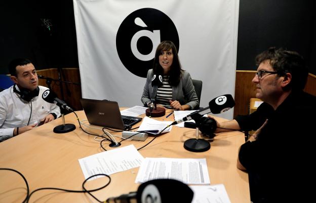 La periodista Jèssica Crespo durante las primeras emisiones de À Punt Radio. 