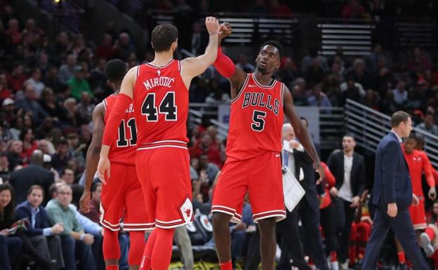 Mirotic y Portis se felicitan por la victoria ante los Celtics. 