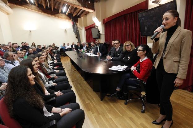  Discurso. Rocío Gil, ayer, dirigió unas palabras a los presentes en el pleno de la Junta. 