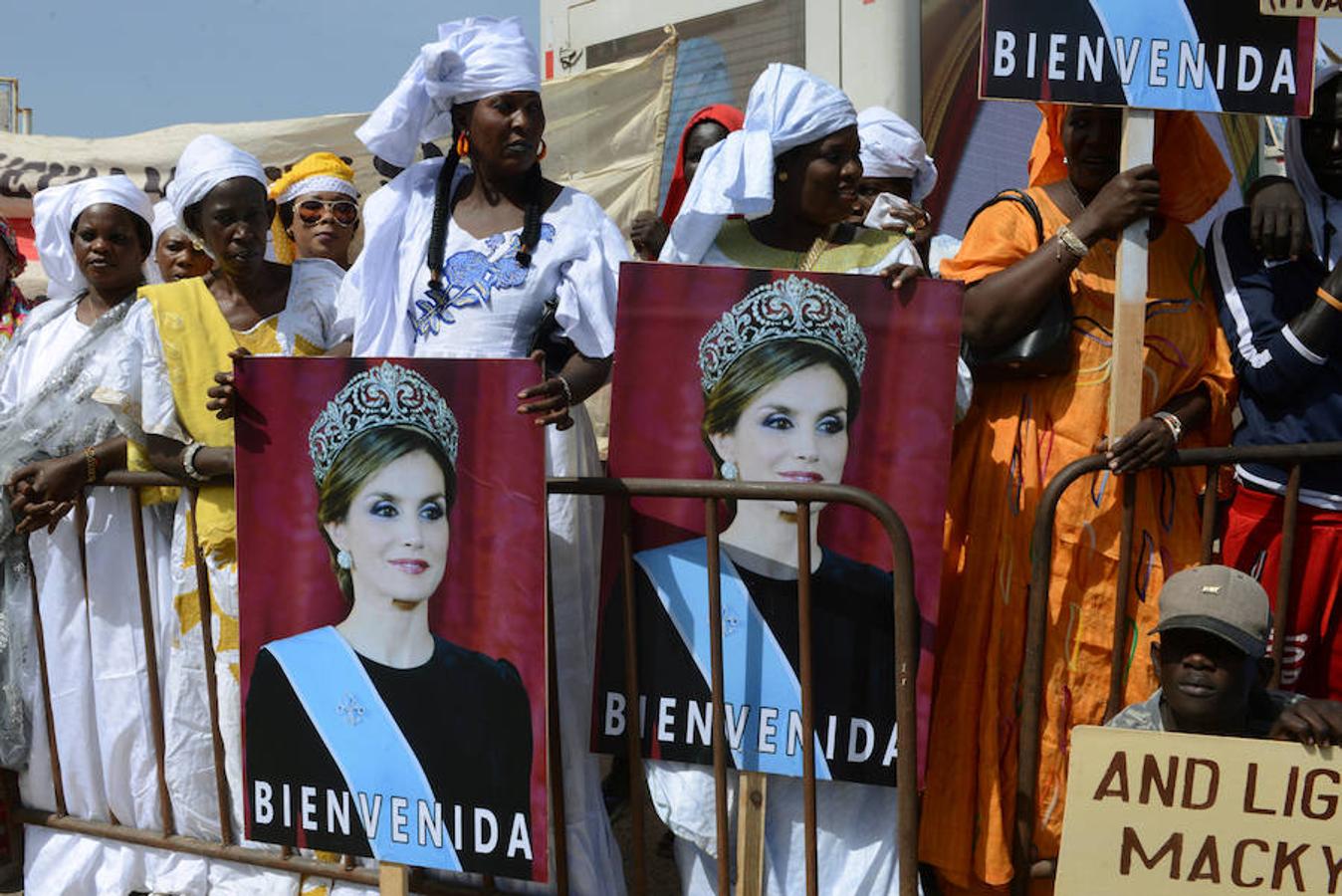 La Reina visita Senegal para conocer algunos de los proyectos de cooperación que España tiene en marcha en este país, en especial, en materia de defensa de los derechos de la mujer y de desarrollo económico y social. 