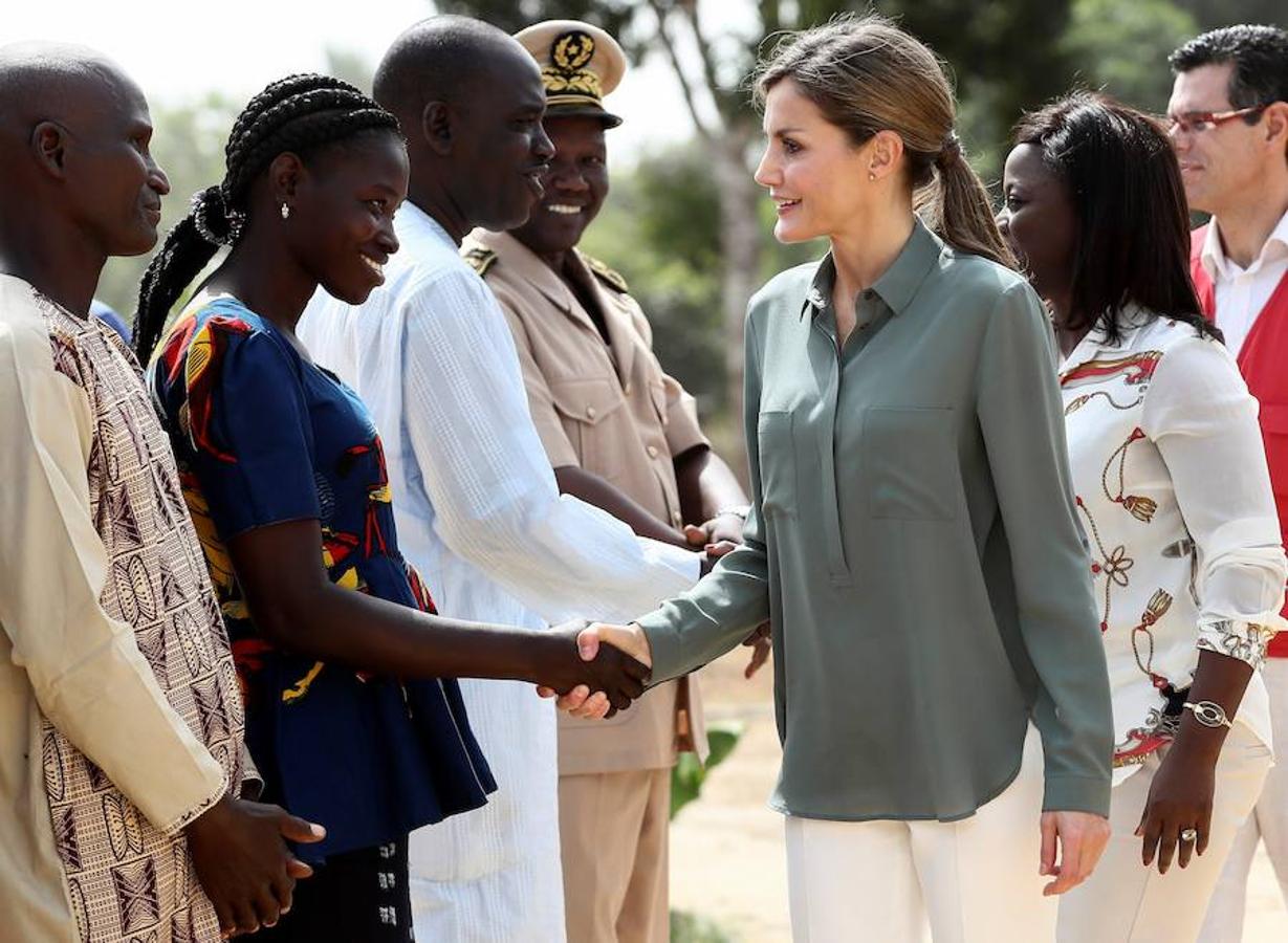 La Reina visita Senegal para conocer algunos de los proyectos de cooperación que España tiene en marcha en este país, en especial, en materia de defensa de los derechos de la mujer y de desarrollo económico y social. 