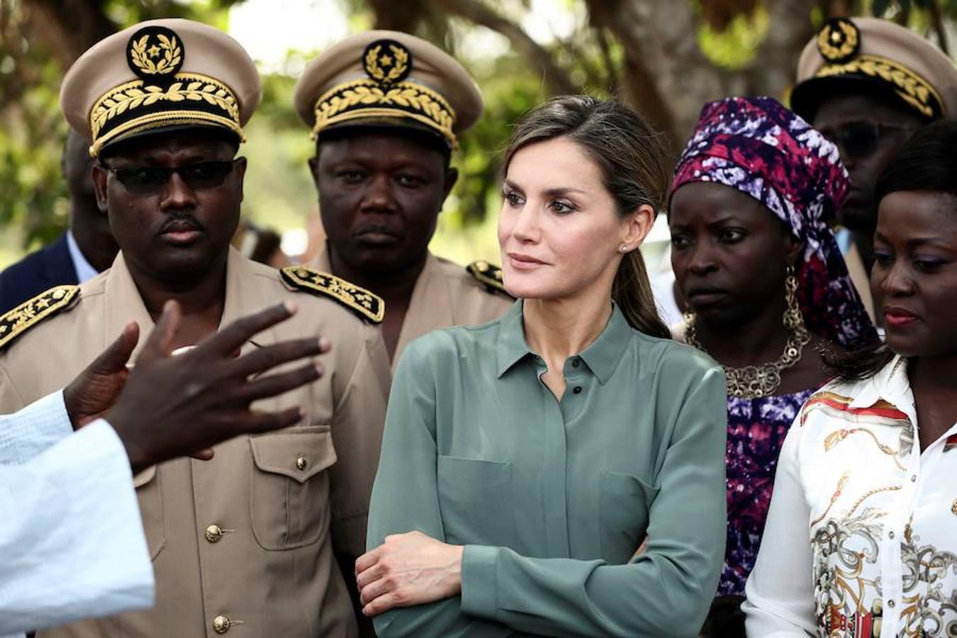 La Reina visita Senegal para conocer algunos de los proyectos de cooperación que España tiene en marcha en este país, en especial, en materia de defensa de los derechos de la mujer y de desarrollo económico y social. 