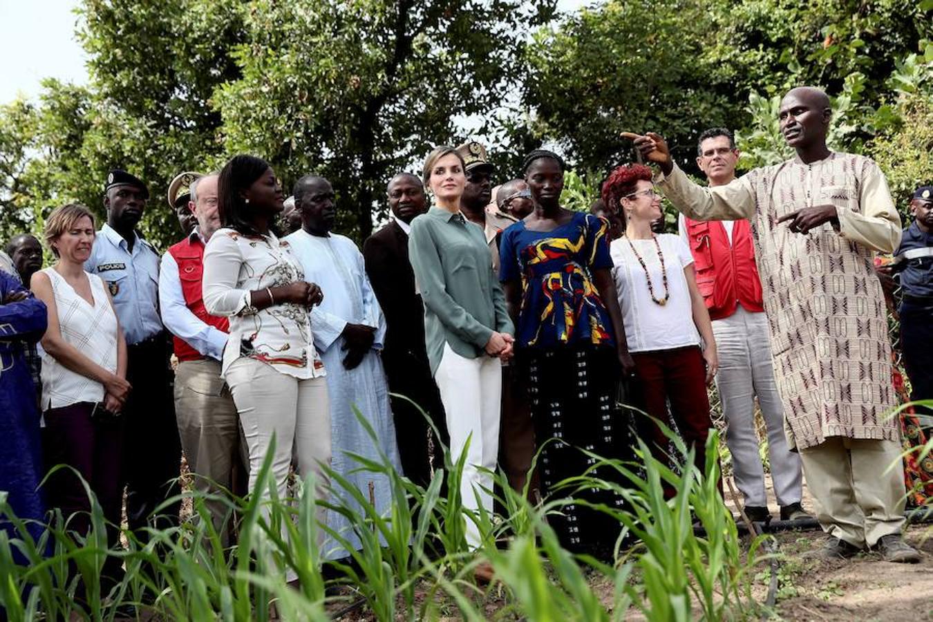 La Reina visita Senegal para conocer algunos de los proyectos de cooperación que España tiene en marcha en este país, en especial, en materia de defensa de los derechos de la mujer y de desarrollo económico y social. 