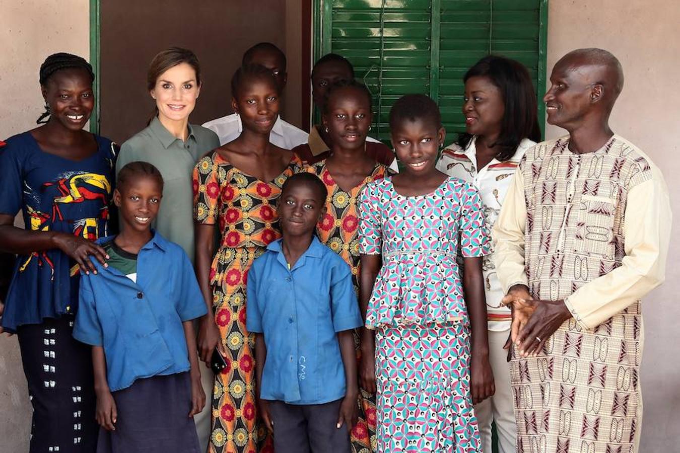 La Reina visita Senegal para conocer algunos de los proyectos de cooperación que España tiene en marcha en este país, en especial, en materia de defensa de los derechos de la mujer y de desarrollo económico y social. 