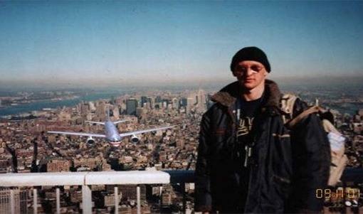 Tras los atentados del 11-S surgieron multitud de imágenes manipuladas. Entre todas ellas está esta, en la que se simula que el avión va a estrellarse contra las Torres Gemelas y justo delante hay un hombre haciéndose una foto.