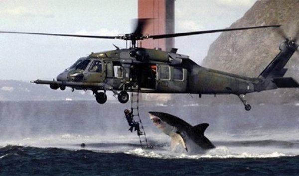 Escalofriante imagen la de un enorme tiburón blanco a punto de engullir a un soldado británico que se descolgaba de un helicóptero en la costa sudafricana. Sólo resultó ser un 'fake' impactante.