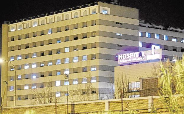 Pacientes de urgencias del Hospital Arnau de Vilanova de Valencia pasan la noche en los pasillos